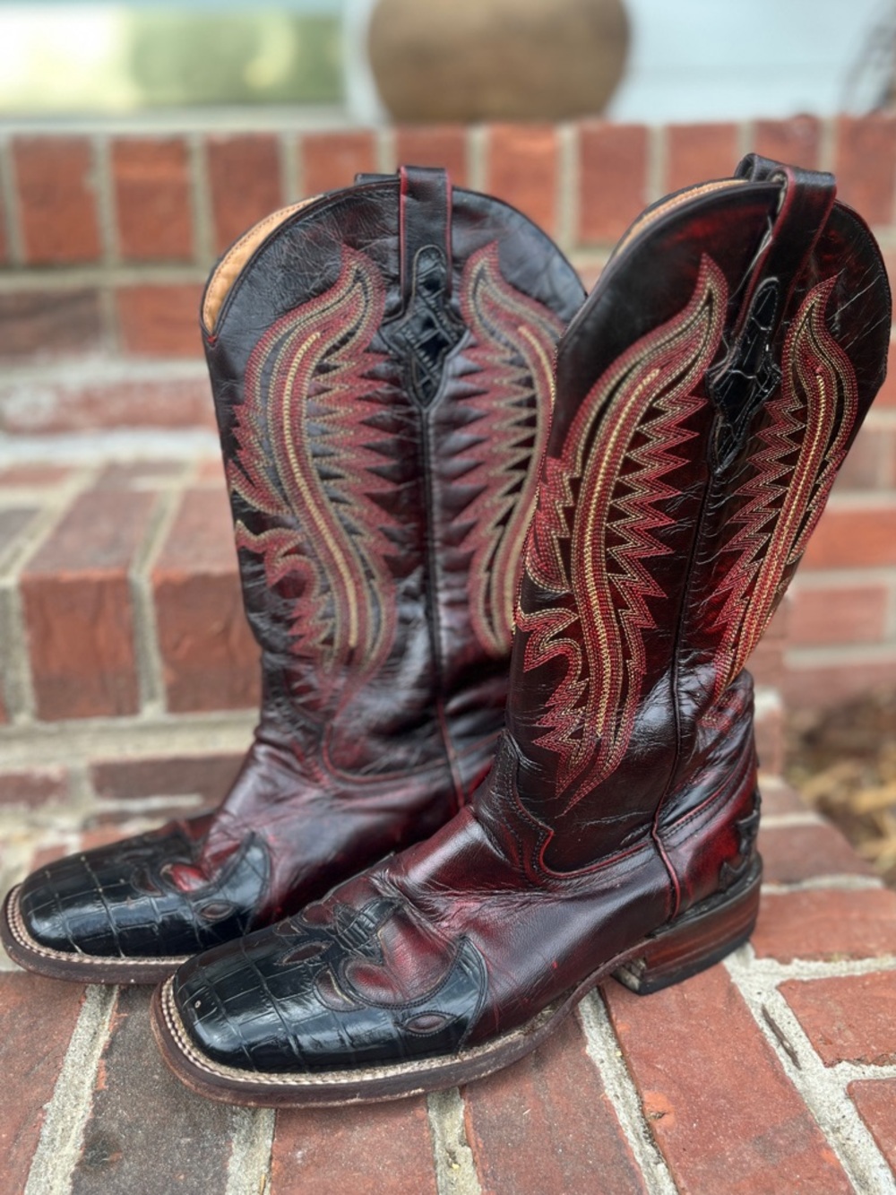 ☾ Vintage women’s square toe leather cowboy boots with flame / wing embroidery